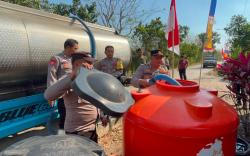 Kekeringan, Polisi Droping Air Bersih ke Warga Desa Karang Patihan Ponorogo