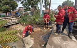 Tabung Gas Terbakar Saat Warung Mi Ayam Hendak Buka, Warga Lempar ke Sungai