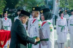 50 Paskibraka Karawang Resmi Dikukuhkan, Bupati Aep : Jaga Nama Keluarga dan Daerah