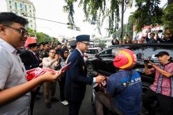 Semarak HUT ke-81 RI, Pemkot Medan Bagikan Bendera Merah Putih
