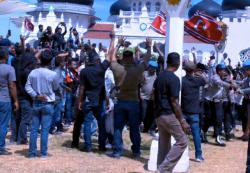 Zikir 21 Tahun Damai Aceh Mencekam: Bendera Bulan Bintang Berkibar dan Massa Bentrok dengan Polisi