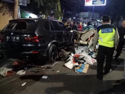 BMW X5 Seruduk Becak dan Pedagang di Jalan Pungkur, 2 Orang Luka-Luka
