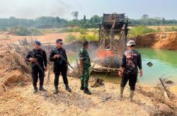 Operasi Lokasi Penambangan Emas Iegal, Polda Riau  525 Rakit Dimusnahkan di Kuantan Singingi