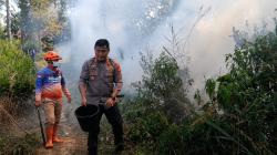 Kapolres Mamasa Pimpin Langsung Pemadaman Karhutla di Poros Mamasa-Lambanan