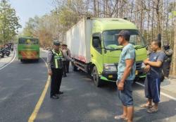 Kecelakaan Maut di Margomulyo Bojonegoro, Motor Terjatuh di Tikungan hingga Tertabrak Truk