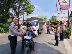 Semarak HUT ke-81 RI, Polres Lamongan Bagikan 2.000 Bendera Merah Putih