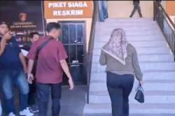 Viral ! Wanita Ini Dikeroyok Emak-Emak, Tubuh dan Alat Vital Dilumuri Cabai