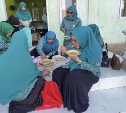 Bukan di Restoran Mewah, Istri Bupati Pidie Jaya Santap Mie Caluk di Desa Terpencil