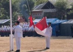 Mendebarkan, Detik-Detik Bendera Merah Putih Terlilit Tali di Polman Sulawesi Barat