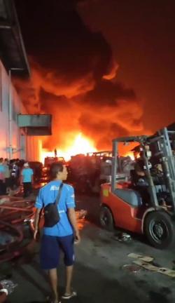 Kebakaran Hebat di Cikopo Purwakarta, Limbah Belakang Pabrik Diduga Jadi Objek yang Terbakar