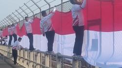 Bendera Merah Putih 180 Meter Dibentangkan di Atas Bengawan Solo, Warga Laren Semarakkan HUT ke-81