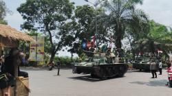 5.000 Warga Ikuti Karnaval HUT RI ke-81 di Tangerang, Bawa Replika Tank hingga Dinosaurus