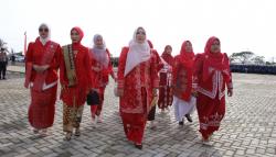 Tampil dalam Balutan Busana Merah Bernuansa Aceh, Istri Bupati Pidie Jaya Hadiri Upacara HUT RI