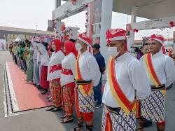 Semangat Kemerdekaan, Petugas SPBU Tunjungan Gelar Upacara Bersama Veteran dan Ojol