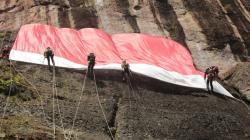 FPTI Sumbar Kibarkan Merah Putih di Ketinggian 107 Meter Lembah Harau