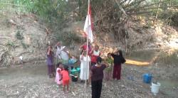 Kisah Unik HUT RI di Grobogan, Warga Upacara di Sungai Kering lalu Berburu Air