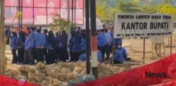 Viral Aksi Puluhan ASN Mamuju Tengah Berteduh dan Main HP Saat Pengibaran Bendera HUT ke-81 RI