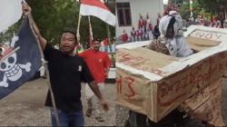 HUT RI ke-81 Diwarnai Aksi Warga Madasari, Tanah Harim Laut Dipertanyakan, Pocong Ikut Bicara!