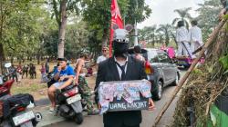 Warga Tangerang Cosplay Tikus Berdasi, Bawa Pesan Antikorupsi di Karnaval HUT RI