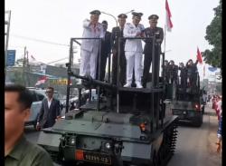 HUT ke-81 RI di Tangsel: Wali Kota dan Wakil Wali Kota Naik Tank, Disambut Meriah Warga
