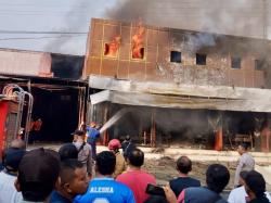 Kebakaran Toko Frozen Food di Kertek, Kerugian Capai Rp250 Juta