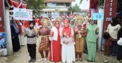 Kompak Merah-Putih, Ibu Bupati dan Ibu Wabup Pidie Jaya Tampil Bersama Peserta Karnaval