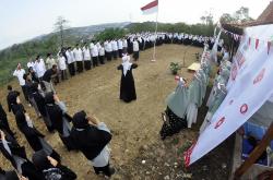 HUT Ke-81 RI, Ratusan Santri Lansia Pekikkan Semangat Kemerdekaan di Atas Perbukitan Kradenan
