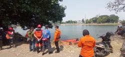 Pengendara Motor Tercebur ke Sungai Brantas di Tarik, Korban Dalam Pencarian