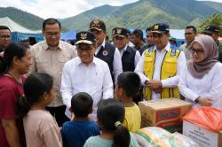 Sejumlah Menteri Peringati HUT ke-81 RI Bersama Warga Terdampak Gempa NTT