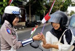Bagikan Bendera Merah Putih Mini, Polres Malang Selipkan Pesan Tertib Berkendara