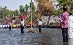 Kenang Sejarah, Warga Desa Ngindeng Ponorogo Gelar Upacara Kemerdekaan di Sungai