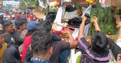 Berebut Buah hingga Sayuran, Warga Tumpah Ruah Serbu Mobil Hias Karnaval HUT RI di Purwakarta