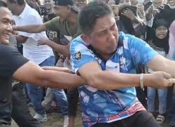 Viral ! Saat Tali Ditarik, Wajah Bupati Pidie Jaya Jadi Sorotan di Lomba Tarik Tambang HUT RI