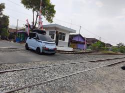 Perlintasan Rel Gambiran Sragen Dikeluhkan, Jalan Berkerikil Bahayakan Pengendara