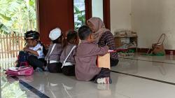 15 Tahun Belum Miliki Ruang Kelas, Siswa PAUD Melati Indramayu Terpaksa Belajar di Musala