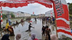 Bikin Heboh! Warga Tonatan Ponorogo Berebut Lele dan Bebek di Lomba Kemerdekaan