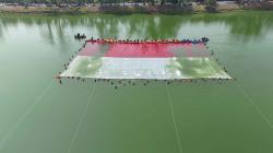 Merah Putih Raksasa Membentang di Situ Gintung, Warga Tangsel Kompak Jaga Lingkungan