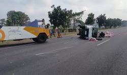 Ban Pecah, Pikap Muatan Kacang Merah Terguling di Tol Sidoarjo-Waru