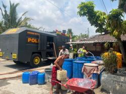 Gercep Atasi Kekeringan, Polresta Pati Gelontorkan 13 Ribu Liter Air Bersih untuk Warga Jakenan