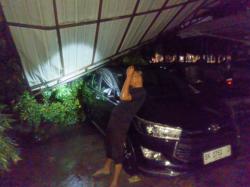 Hujan Deras, Pohon Mahoni Timpa Dua Mobil Dinas Ketua DPRD Medan