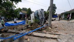 Gegara Pintu Boks Terbuka, Mobil Pengantar MBG Tabrak Rumah Warga dan Terguling