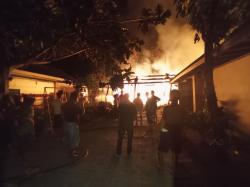 Kebakaran Hebat Melalap Rumah dan Usaha Mebel di Ngraho Bojonegoro, Kerugian Capai Rp480 Juta