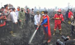 Menhut Tinjau Karhutla di Palangka Raya, Temui Remaja 17 Tahun Berkostum Superman Pemadam Api