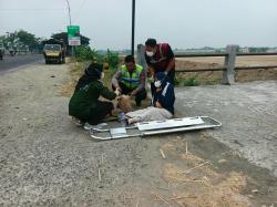 Warga Apresiasi Aksi Sigap Satlantas Polres Madiun Tolong Korban Kecelakaan