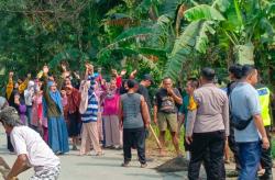 Warga Cindaga Tolak Tambang Pasir Mesin Sedot, Takut Terjadi Longsor