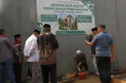 Wakil Ketua DPRD Tangsel Letakkan Batu Pertama Aula dan TPA Babul Jannah