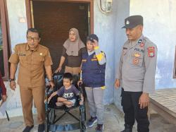 Kesulitan Bergerak, Iqbal Anugrah Bocah Disabilitas di Polman Dapat Bantuan Kursi Roda