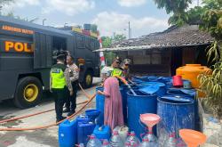 Kekeringan Landa Jakenan Pati, Polresta Salurkan 13.000 Liter Air Bersih untuk Warga Terdampak