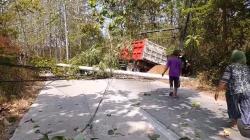 Truk Muatan Tanah Tabrak Tiang Listrik di Blora, Jalan Raya Sempat Macet Panjang