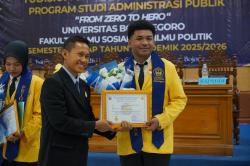 Dari Fakfak ke Bojonegoro, Mahasiswa Papua Barat Ini Raih Penghargaan di Yudisium FISIP Unigoro